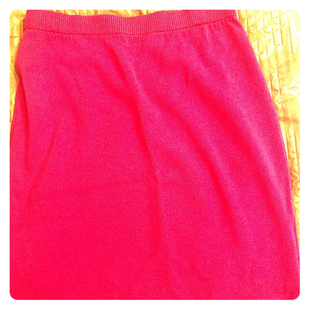 Pink St. John skirt in premium condition